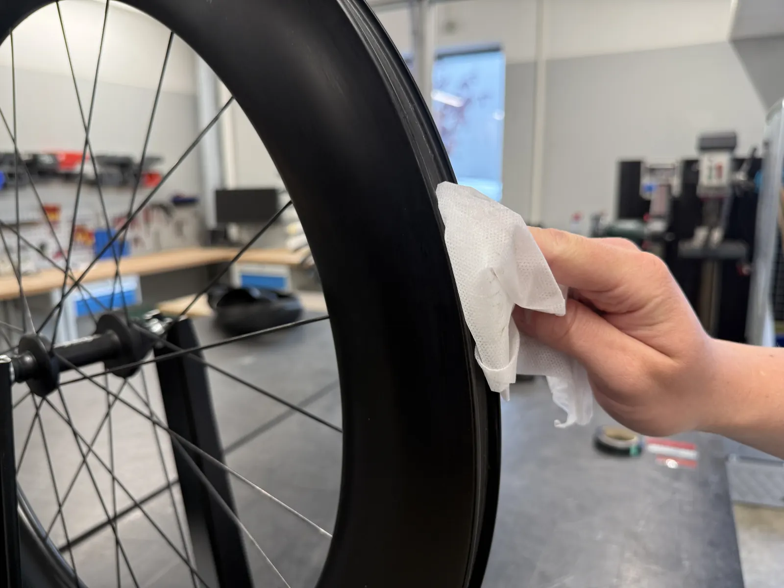 Felge wird vor der GLUY Montage gereinigt