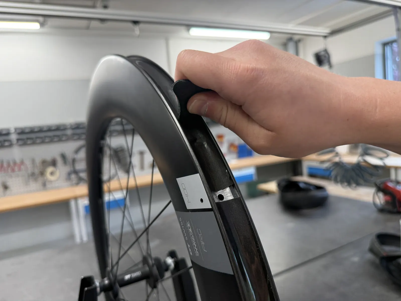 GLUY Felgenband wird mit dem Andrückwerkzeug komprimiert